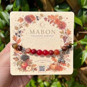 Mabon Kristallarmband: Schmuck aus Natursteinen zur Herbst-Tagundnachtgleiche mit Ernte-Anhängern