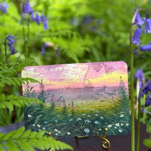 Cartolina gouache A6 dipinta a mano – Mattina tranquilla in un prato di fiori selvatici