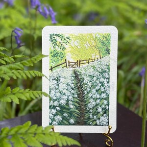 Carte postale A6 peinte à la gouache - Chemin d'ail des bois dans les bois de printemps