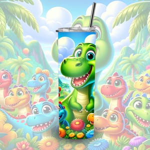 K&ouml;nnte beinhalten: Ein gr&uuml;ner Dinosaurier mit einem breiten L&auml;cheln ist von kleineren Dinosauriern in einer farbenfrohen Dschungelumgebung umgeben. Dieses Design ist auf einen Edelstahlbecher mit Deckel und Strohhalm gedruckt.