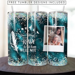 Op de afbeelding: Een turquoise en witte tumbler met glitter en een fotolijst. De lijst bevat een foto van twee vrouwen. De tekst op de tumbler luidt "Je vleugels waren klaar, maar onze harten waren het niet".
