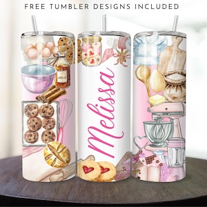 Puede incluir: Tres vasos blancos con tapas y pajitas, con diseños de repostería. Uno tiene huevos, galletas y vainilla. Otro tiene el nombre "Melissa" en rosa. El tercero tiene un gorro de chef, una batidora y ingredientes.