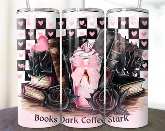 Può includere: Tre bicchieri in acciaio inossidabile con uno sfondo a scacchi rosa e nero. I bicchieri presentano un design di libri, rose e una bevanda al caffè rosa con un fiocco rosa. Il testo "Books Dark Coffee Stark" è stampato sui bicchieri.