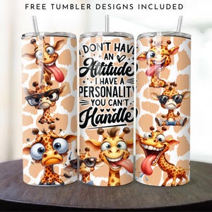 Puede incluir: Tres vasos de acero inoxidable con diseños de jirafas. Cada vaso presenta una jirafa de dibujos animados diferente con varias expresiones. Un vaso tiene el texto "DON'T HAVE AN Attitude I HAVE A PERSONALITY YOU CAN'T Handle".