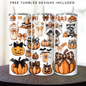 Puede incluir: Tres vasos blancos con diseños de otoño. Cada vaso presenta ilustraciones de calabazas, lazos, mapaches, tazas de café y el texto "FREE TUMBLER DESIGNS INCLUDED". Los vasos tienen una pajita.