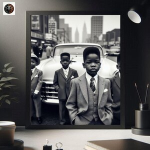 Puede incluir: Fotograf&iacute;a en blanco y negro de cuatro ni&ntilde;os peque&ntilde;os con traje de pie frente a un coche antiguo. Los ni&ntilde;os miran todos a la c&aacute;mara. El coche est&aacute; aparcado en una calle de la ciudad.