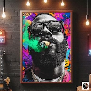 Può includere: Una stampa d'arte digitale di un uomo con la barba e gli occhiali da sole che fuma un sigaro. Lo sfondo è un design astratto colorato con schizzi di rosa, verde, blu e giallo.