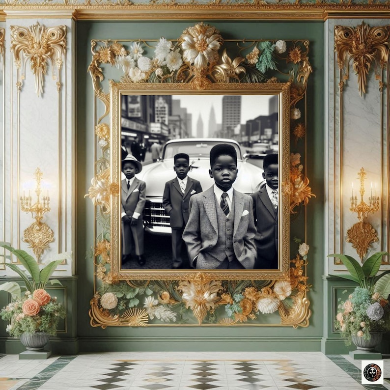Puede incluir: Fotograf&iacute;a en blanco y negro de cuatro ni&ntilde;os peque&ntilde;os de pie frente a un autom&oacute;vil en una calle de la ciudad. Los ni&ntilde;os est&aacute;n vestidos con trajes y corbatas. La foto est&aacute; enmarcada en un marco dorado y rodeada de flores.