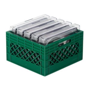 Puede incluir: Una caja de plástico verde llena de cajas de plástico transparentes. Las cajas están apiladas una encima de la otra y están llenas de artículos.