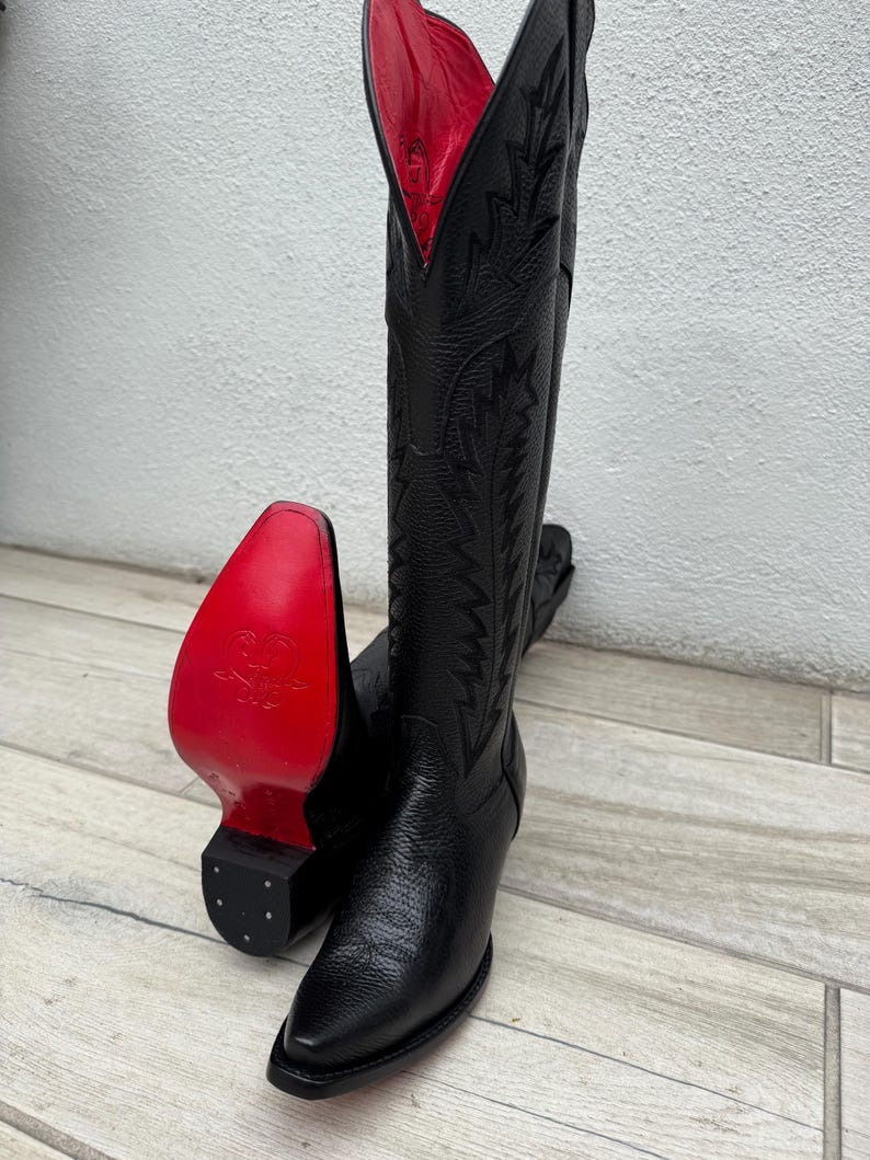 Botas de cowboy femininas até o joelho, sola vermelha, estilo western, botas pretas de cowboy/cowgirl, botas de rodeio. imagem 1