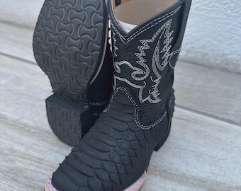 Botas vaqueras para bebés, niños pequeños y niños. Botas negras de nobuk con piel de serpiente y punta cuadrada. Botas vaqueras de pitón para niños.