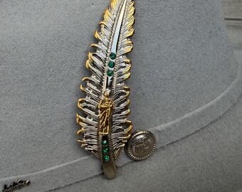 Pluma de plata de San Judas con gemas verdes para sombreros de vaquero. Pluma de San Judas para texana o sombrero