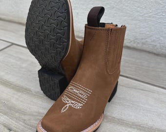 Kids Suede Square Toe Cowboy Boots – Western Chelsea Style Botín Vaquero