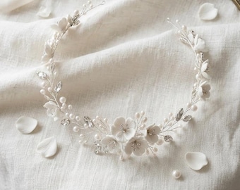 Tiara floral para noivas com pérolas artificiais e strass, acessório para cabelo de casamento.