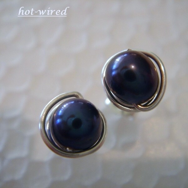 sterling silver..small..5.5mm..BLACK FRESHWATER PEARL..stud earrings..