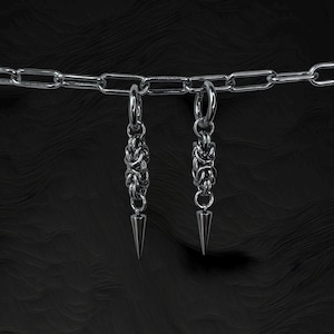 Małe pętelki z siateczki bizantyjskiej i koralików w kształcie kolców