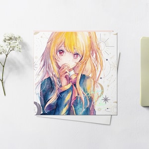 Może przedstawiać: Aquarela przedstawiająca młodą kobietę z długimi blond włosami, ubraną w niebiesko-fioletową szkolną uniform. Patrzy na widza z łagodnym wyrazem twarzy i ma rękę na brodzie. Tło jest jasnoróżowe z wzorem gwiazd i ciał niebieskich.