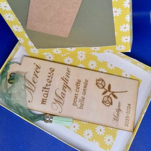 Marque-page personnalisé "Merci Maîtresse" avec prénom et fleurs livré dans sa boîte cadeau cartonnée