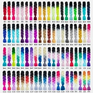 Può includere: Una collezione di 40 extensioni per capelli intrecciati ombré in vari colori. I capelli sono pre-intrecciati e pronti per essere installati. I colori includono rosa, blu, verde, giallo, viola e nero.