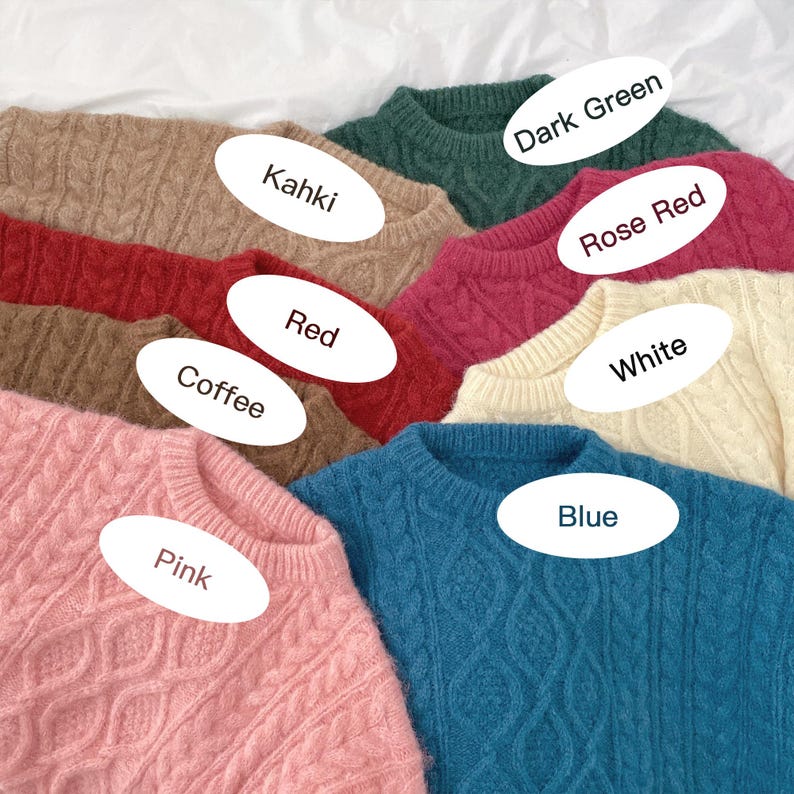 Puede incluir: Una disposici&oacute;n plana de diez su&eacute;teres de punto de diferentes colores. Los su&eacute;teres est&aacute;n dispuestos en c&iacute;rculo con los colores: caqui, rojo, caf&eacute;, rosa, azul, blanco, rojo rosado, verde oscuro.