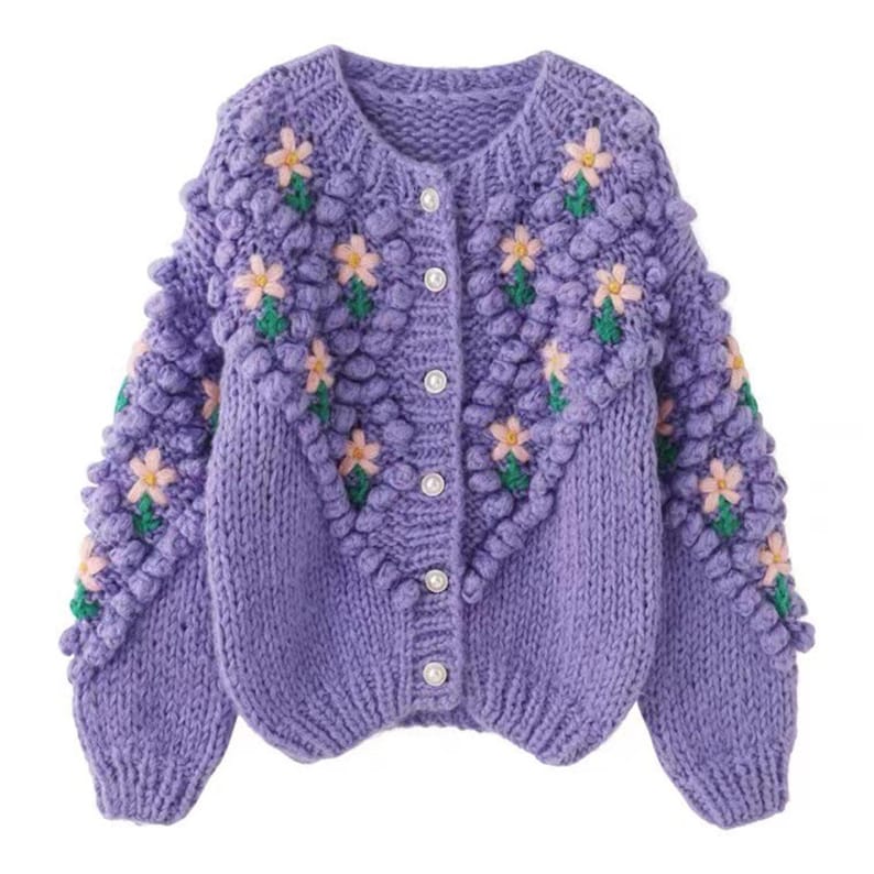 Puede incluir: Un c&aacute;rdigan de punto morado con un dise&ntilde;o floral y botones de perla. El c&aacute;rdigan tiene un punto texturizado, abultado y un ajuste holgado.