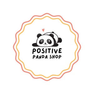 K&ouml;nnte beinhalten: Ein kreisf&ouml;rmiges Logo mit einem schwarz-wei&szlig;en Cartoon-Panda, das mit einem kleinen rosa Herz dar&uuml;ber liegt. Der Text "POSITIVE PANDA SHOP" steht unter dem Panda in schwarzen Buchstaben. Das Logo wird von einem wellenf&ouml;rmigen, gewellten Rand in Rosa und Gelb umrahmt.