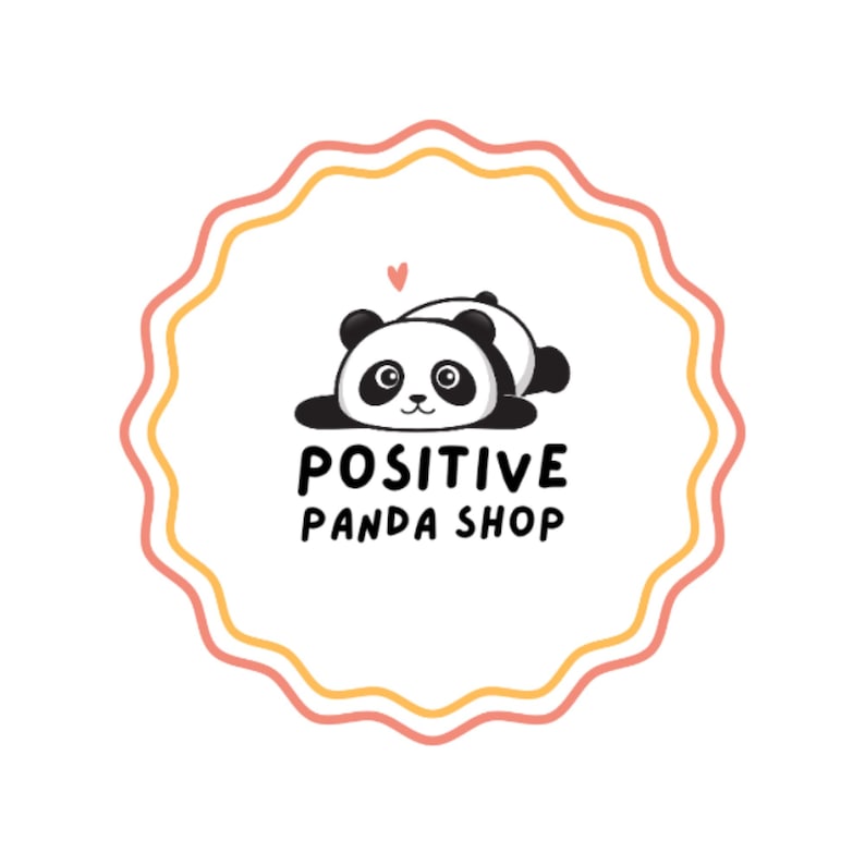 K&ouml;nnte beinhalten: Ein kreisf&ouml;rmiges Logo mit einem schwarz-wei&szlig;en Cartoon-Panda, das mit einem kleinen rosa Herz dar&uuml;ber liegt. Der Text "POSITIVE PANDA SHOP" steht unter dem Panda in schwarzen Buchstaben. Das Logo wird von einem wellenf&ouml;rmigen, gewellten Rand in Rosa und Gelb umrahmt.