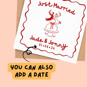 K&ouml;nnte beinhalten: Eine Hochzeitskarte mit rotem Rand und einer Zeichnung eines Paares auf einer Torte, mit den Worten "Just Married" und den Namen "Jade & Jonny" sowie dem Datum "01.04.26". Die Karte befindet sich auf einem braunen Umschlag.