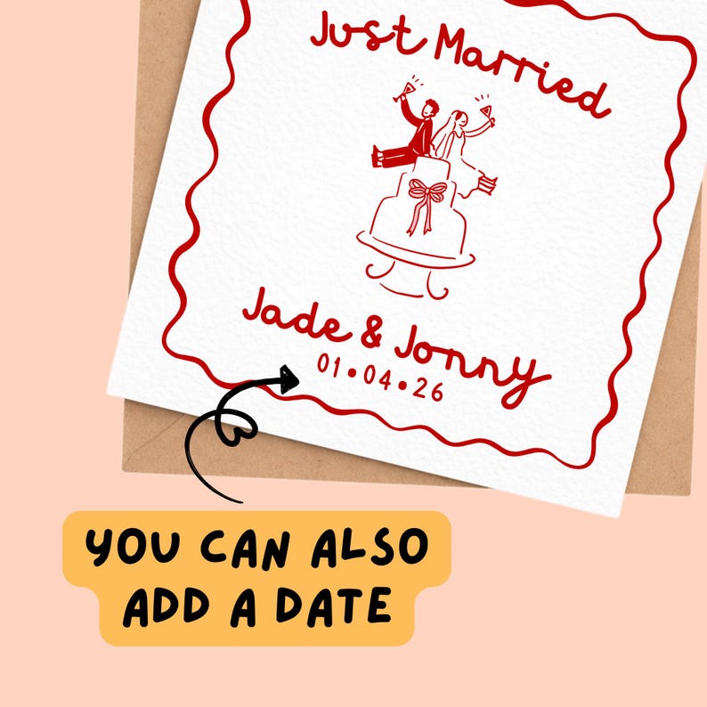 K&ouml;nnte beinhalten: Eine Hochzeitskarte mit rotem Rand und einer Zeichnung eines Paares auf einer Torte, mit den Worten "Just Married" und den Namen "Jade & Jonny" sowie dem Datum "01.04.26". Die Karte befindet sich auf einem braunen Umschlag.