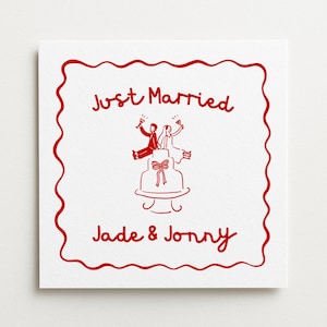 K&ouml;nnte beinhalten: Eine wei&szlig;e quadratische Karte mit rotem Rand und roter Illustration. Die Illustration zeigt eine Hochzeitstorte mit einem Paar, das mit Champagner anst&ouml;&szlig;t. Die Worte "Just Married" und "Jade & Jonny" sind rot geschrieben.