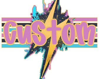 以下が含まれることがあります： ピンクとゴールドのグラフィックで、「CUSTOM」という単語がピンクのフォントで書かれており、ゴールドの稲妻が青とピンクのしぶき効果で描かれています。