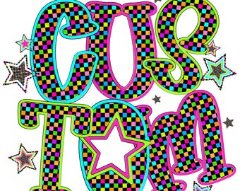 Puede incluir: Un diseño gráfico vibrante que deletrea "CUSTOM" en letras audaces y coloridas. Las letras están delineadas en colores brillantes y rellenas con un patrón a cuadros de cuadrados negros, rosas, verdes, azules y naranjas. Formas de estrellas rodean el texto, agregando al diseño lúdico.