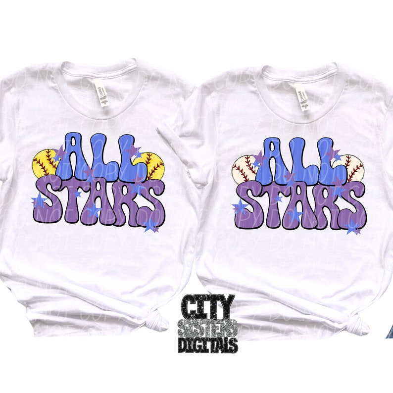 Pu&ograve; includere: Due magliette bianche con le parole "All Stars" in lettere viola e blu con una grafica di softball. Le magliette sono su uno sfondo bianco.