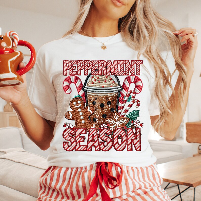 Puede incluir: Camiseta blanca con un gr&aacute;fico festivo de "Peppermint Season". El dise&ntilde;o presenta un moca de menta, un hombre de jengibre, bastones de caramelo y un copo de nieve. El texto est&aacute; en rayas rojas y blancas, perfecto para la temporada navide&ntilde;a.