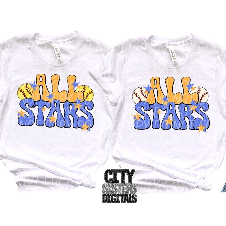 Pu&ograve; includere: Due magliette bianche con il testo "All Stars" in lettere blu e arancioni con stelle gialle e grafica da softball.