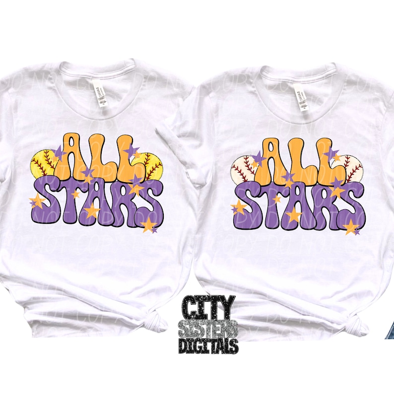 Pu&ograve; includere: Due magliette bianche con il testo "All Stars" in lettere viola e arancioni con grafica da softball. Il testo &egrave; in uno stile di font retr&ograve;.