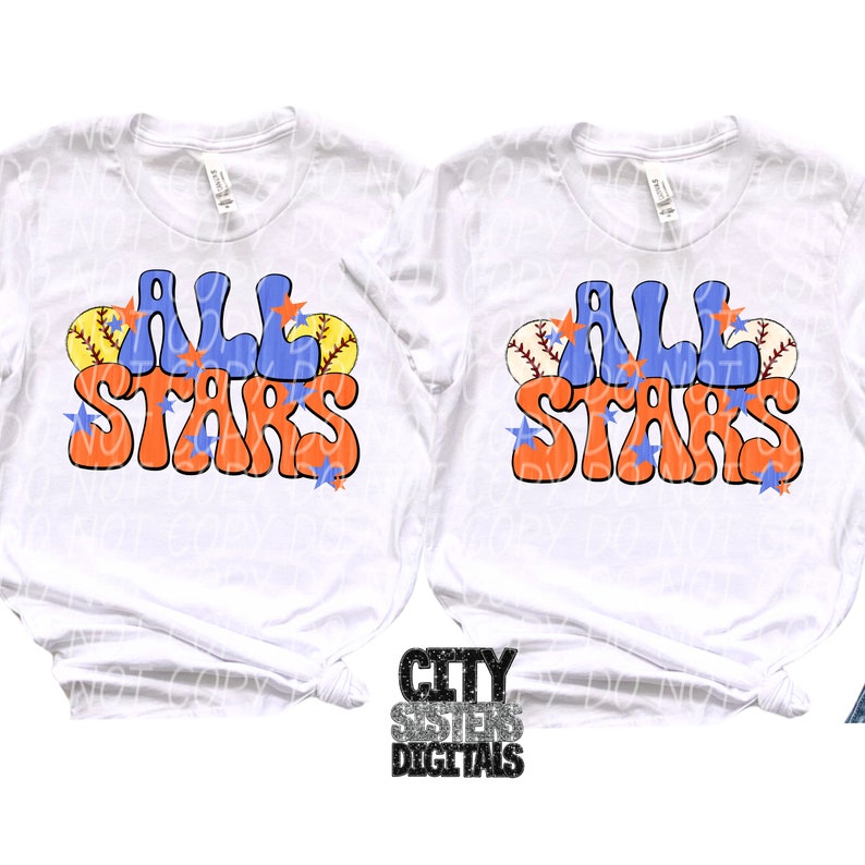 Pu&ograve; includere: Due magliette bianche con il testo "All Stars" in lettere arancioni e blu con palline da baseball e stelle. Il testo &egrave; in un font retr&ograve;.