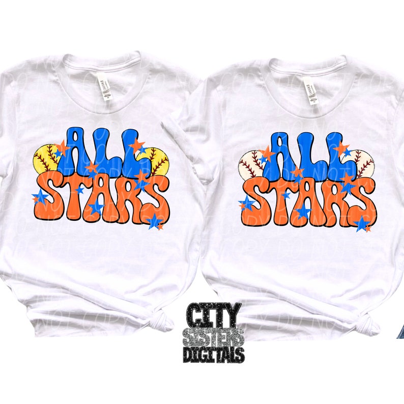 Pu&ograve; includere: Due magliette bianche con le parole "All Stars" in lettere arancioni e blu con palline da baseball e stelle. Il testo &egrave; in un font di stile retr&ograve;.