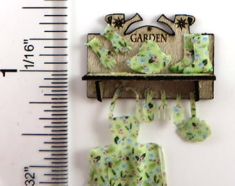 KIT Gardening Floral Apron, Gloves, Accessories wood Garden Shelf Kit in Quarter Scale 1:48 1/4" LQ056