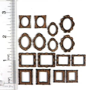 Puede incluir: Conjunto de 13 marcos de fotos de madera en varios tamaños y estilos, incluyendo formas cuadradas, rectangulares y ovaladas. Los marcos son todos de color marrón y tienen un acabado desgastado.