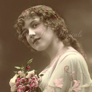 Encantadora señora Marguerite hermosa expresión rosa buds in Hair - French Postal - Photo Scan -Instant Digital Download FrA032