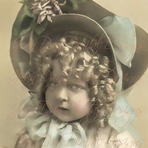 Victoria Louisa & sua bambola, cartolina francese, dolce giovane ragazza francese, 1906 istantanea digitale Scarica Photo Scan FrA174s
