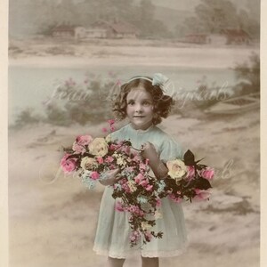 Yvonne com buquê de rosas, selo francês - Cartão postal francês - Digitalização de fotos - País francês - Na praia Download digital instantâneo FrA033