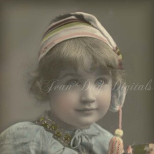 Suzanne Azure - holding flowers - giovane ragazza - cartolina francese - Photo Scan Instant Digital Download FrA030