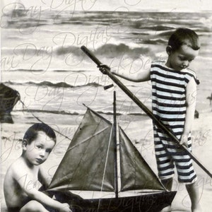 Meninos com Veleiro, Beira-mar, Moda de Maiô Francês, Náutico, La Mer - Cartão Postal Francês - Instant Digital FrA172