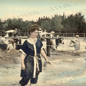 Curtindo o Surf, maiô da praia de 1912, areia, etiqueta para presente - Postal Francês - Download Digital Instantâneo FrA100