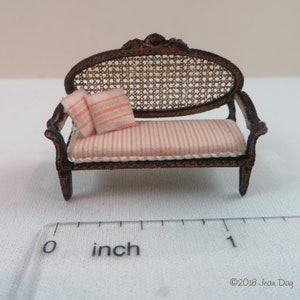 KIT Soffa med rotting, byggsats i fransk lantlig stil, laserskuren och graverad i kvarts skala 1:48 dockhusminiatyr LC056