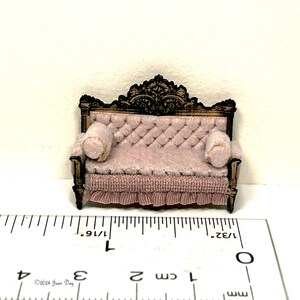 KIT Tufted Rokoko Tagesbett oder Sofa Kit, Laser geschnitten und graviert 1:48 Puppenhaus Miniatur, DIY Kit, in der Farbe Ihrer Wahl LC230