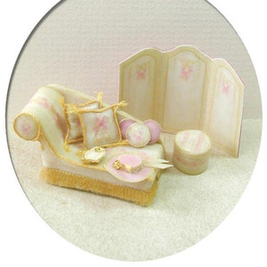 KIT Kit casa delle bambole in scala di un quarto Chaise longue Old Gold, cuscini per paravento, cappello, cappelliera e altro 1:48, 1/48 QS016