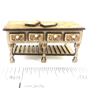 KIT Viertel Maßstab French Country Laser geschnitten und graviert Küche oder Laden Arbeitstisch und 2 Schneidebretter 1:48, LC045 Dollhouse Mini